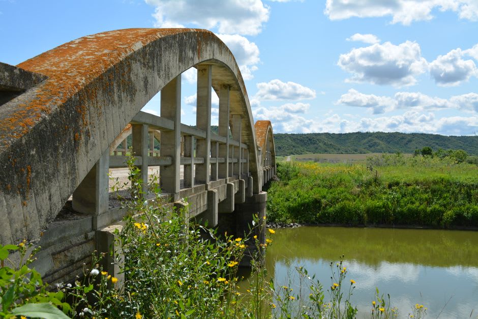 The arched Daxi Bridge spanning the Dahan River with green hills in the background