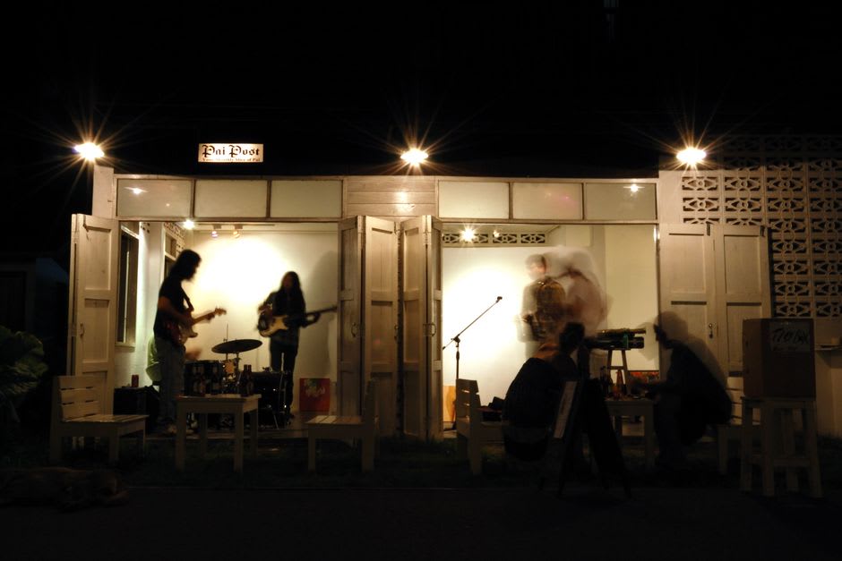 Des musiciens jouant sur une scène en plein air au marché de la sucrerie de Dulan au crépuscule
