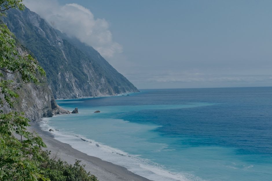 El tren Taroko Express serpenteando por la base del Acantilado Qingshui junto al océano Pacífico