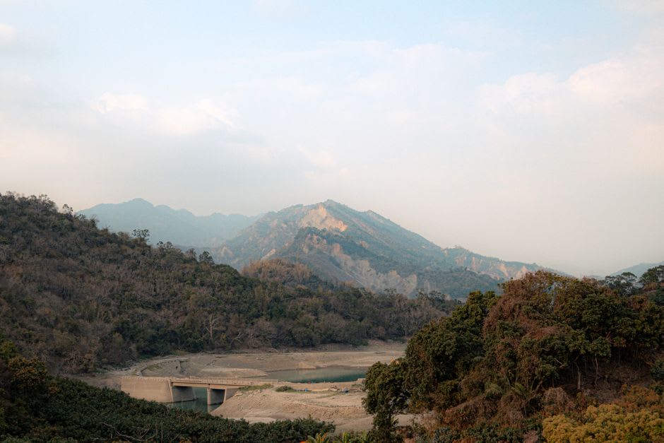 Una ensenada boscosa de la costa en forma de coral del Embalse de Wushantou