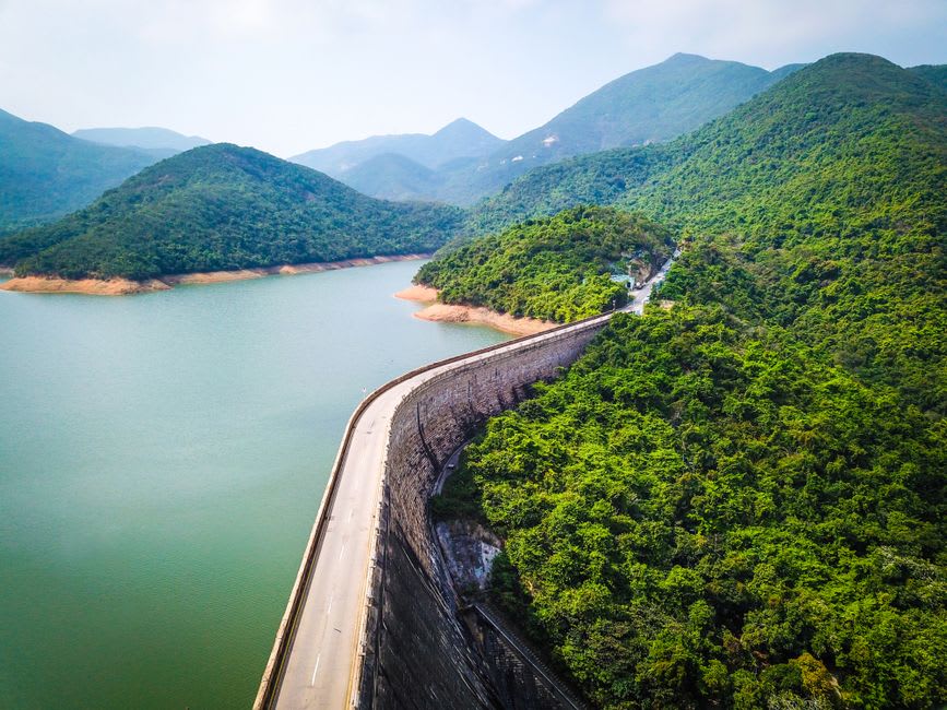 La estatua de bronce del ingeniero Hatta Yoichi sentado cerca de su tumba con vista al Embalse de Wushantou