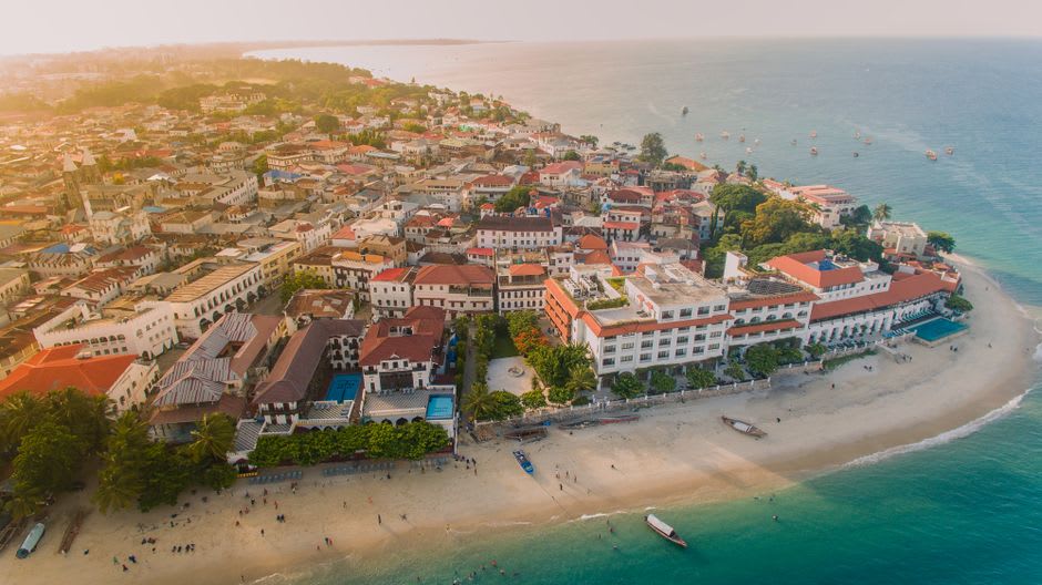 Vue aérienne de Stone Town, Zanzibar — architecture historique en pierre de corail face au littoral de l'océan Indien