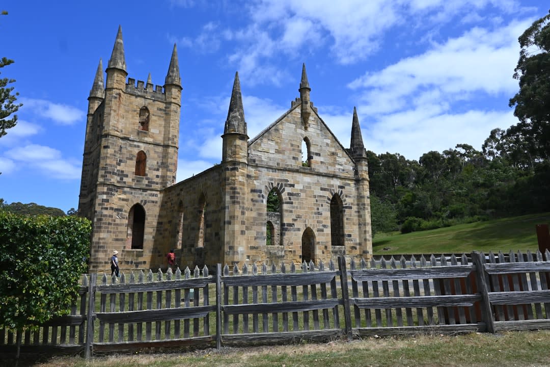 Ruinas de arenisca de la época de los convictos en Darlington, Maria Island, con walabíes pastando cerca