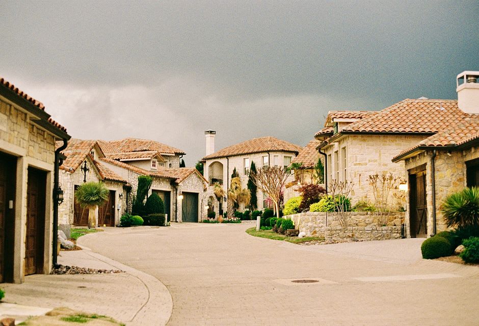 Rangée de « Sunday houses » en pierre calcaire du XIXe siècle dans une rue tranquille de Fredericksburg