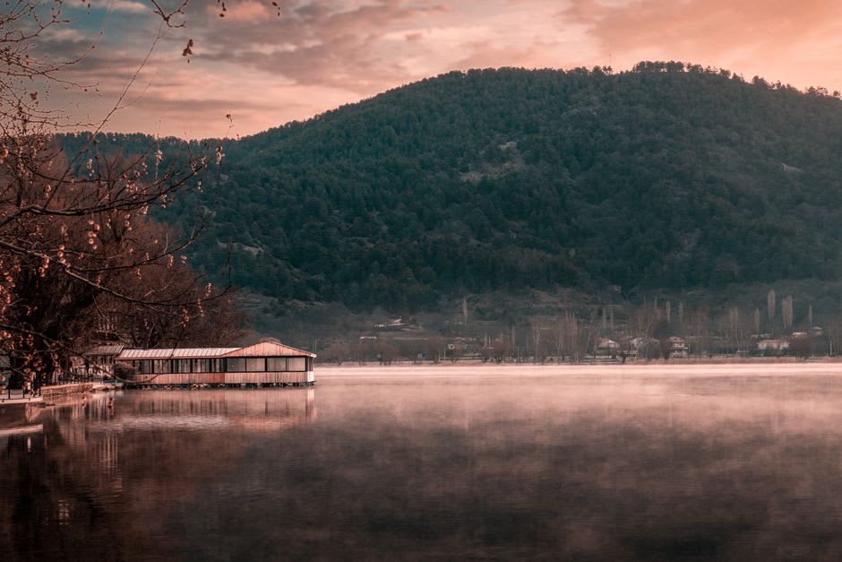 Niebla elevándose sobre el Lago Abant al amanecer con las montañas circundantes apenas visibles entre la bruma