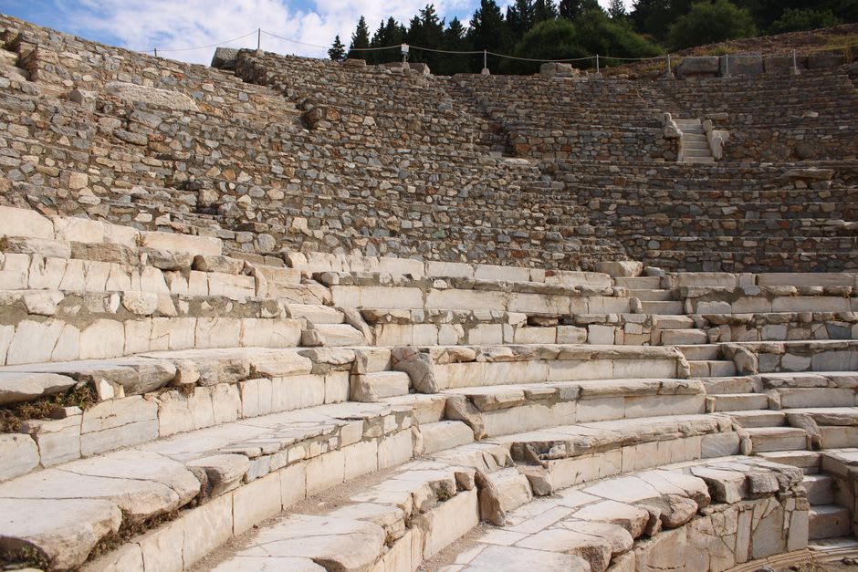 Les gradins de pierre du théâtre romain gigantesque de Milet