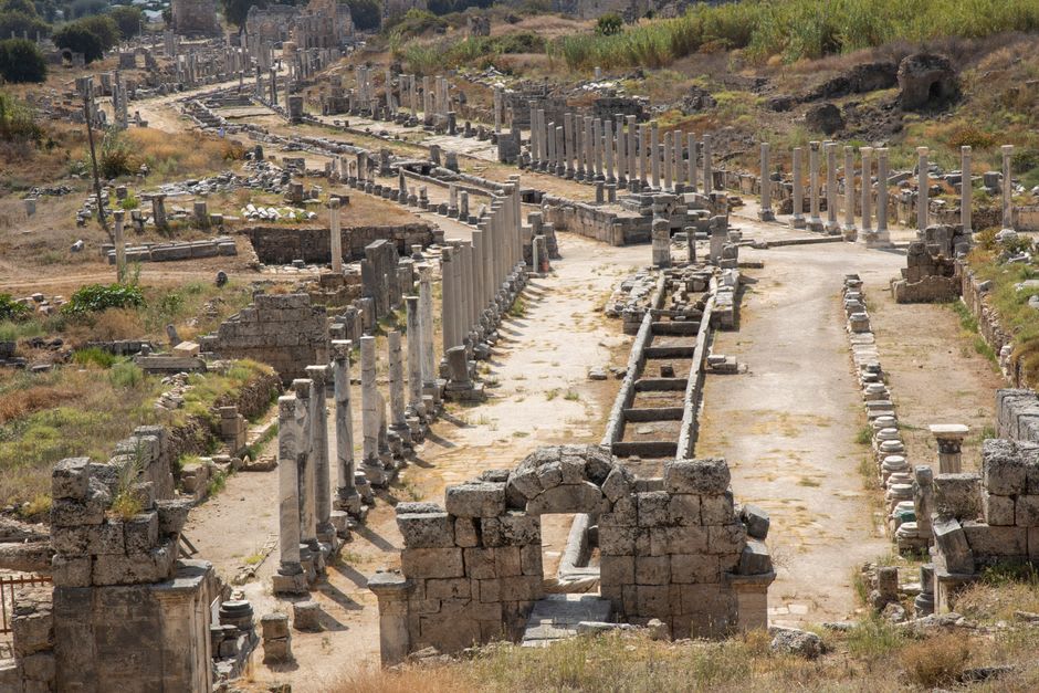 La rue principale à colonnades de l'antique Perge avec un canal d'eau courant en son centre