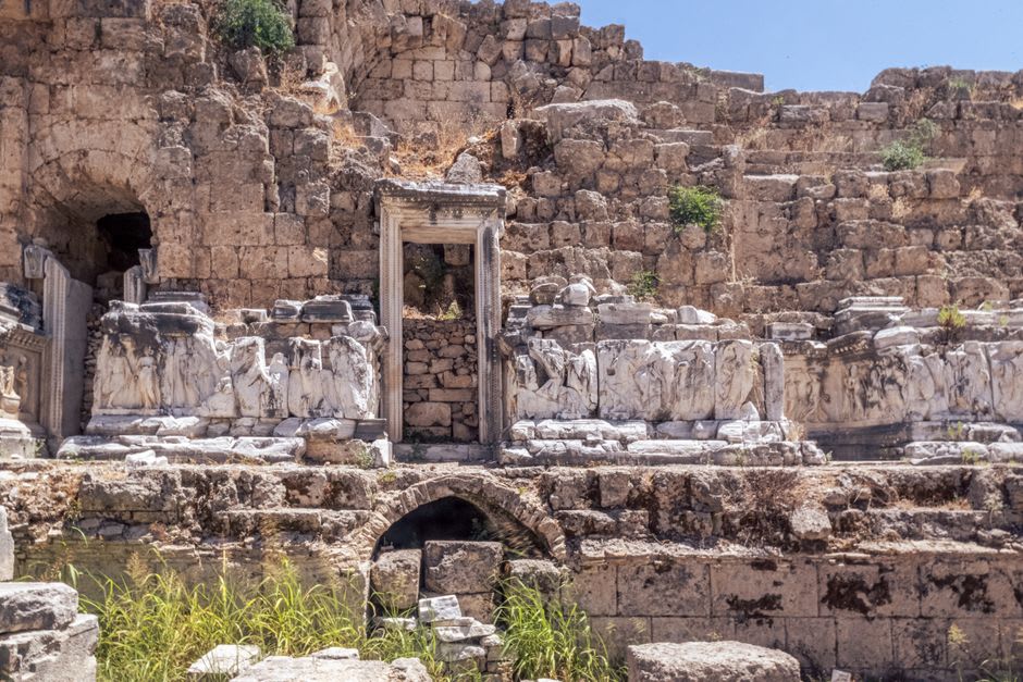 Le stade antique de Perge avec ses rangées de gradins de pierre s'étirant au loin