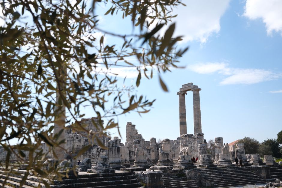 Les colonnes de marbre érodées du temple d'Athéna se dressant contre le ciel à Priène