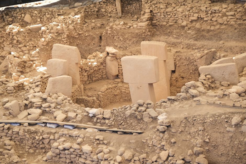 Les piliers de pierre mégalithiques en forme de T de Göbekli Tepe sous un abri de fouille à ciel ouvert