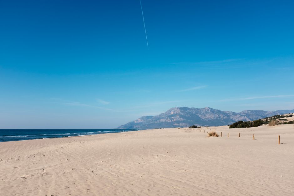 La playa de arena de 18 kilómetros en Patara durante la hora dorada, con dunas y sin multitudes