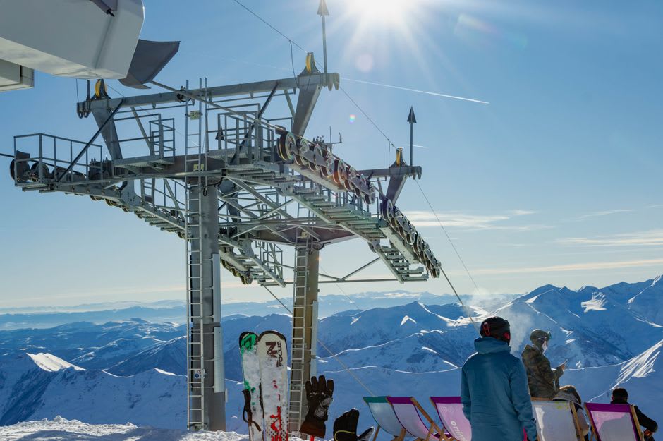 Des skieurs et un télésiège sur la piste de neige intérieure de Ski Dubai à l'intérieur du Mall of the Emirates