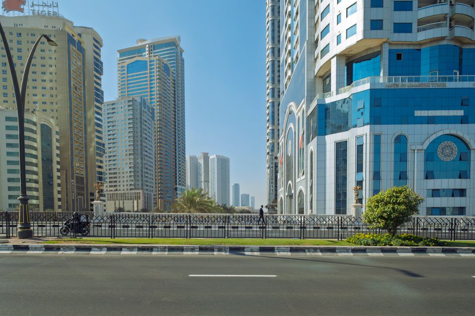 Rue résidentielle tranquille à Al Barsha bordée d'immeubles d'habitation de moyenne hauteur