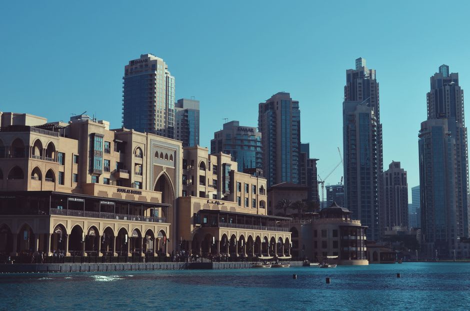 Façade en grès arquée de Souk Al Bahar illuminée la nuit près du Burj Lake