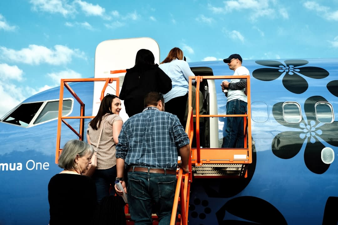 Réplica del avión Emirates A380 completamente cubierta de flores en Dubai Miracle Garden
