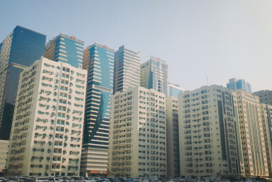 Edificio de parque de oficinas con estacionamiento en Dubai Silicon Oasis