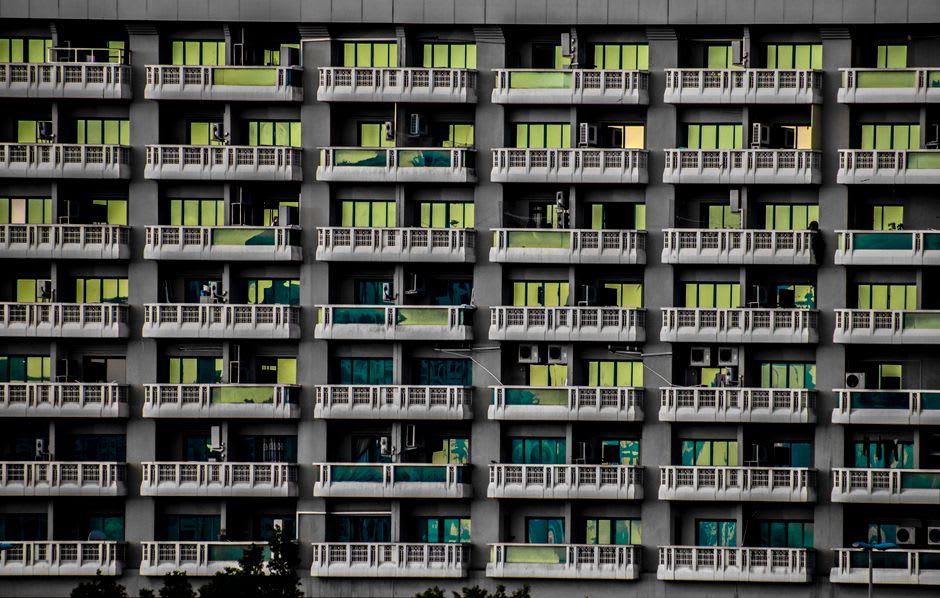 Bloques de apartamentos residenciales y una calle tranquila en Dubai Silicon Oasis