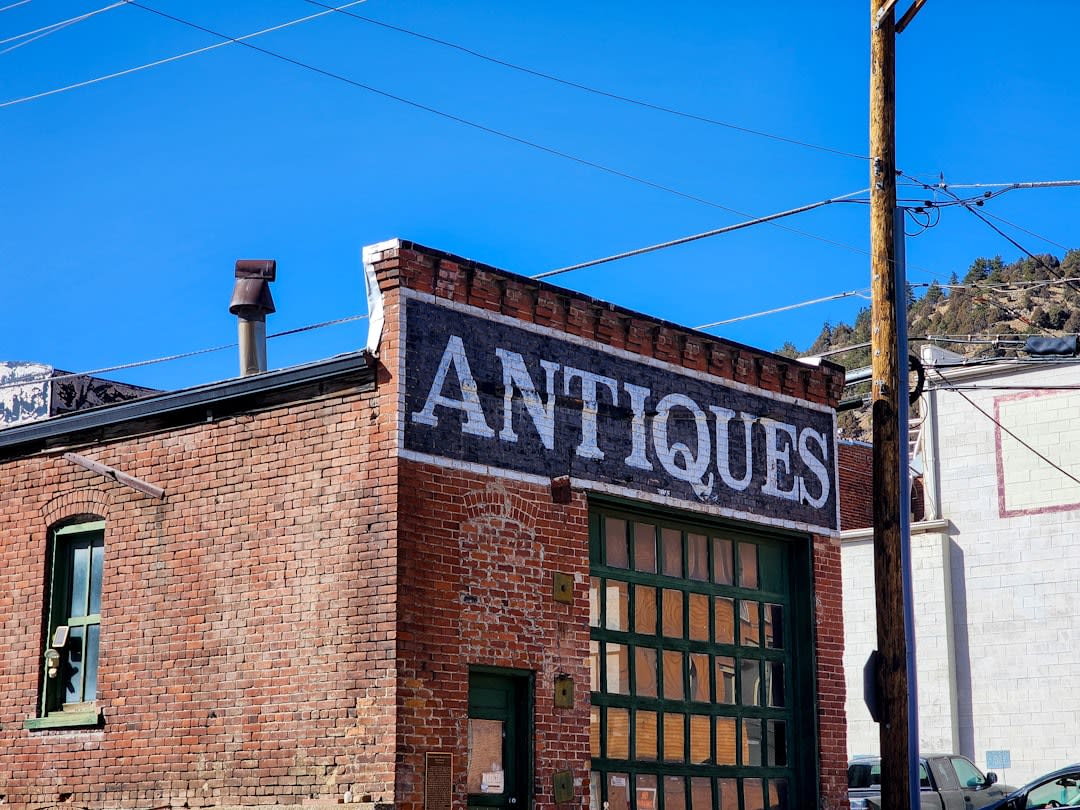 A wide street of historic brick buildings in downtown Middlesboro, Kentucky