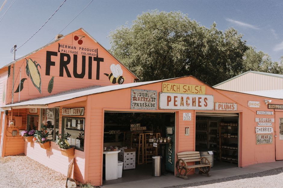 Fresh peaches from a roadside stand near the farmland outside Odessa, Delaware