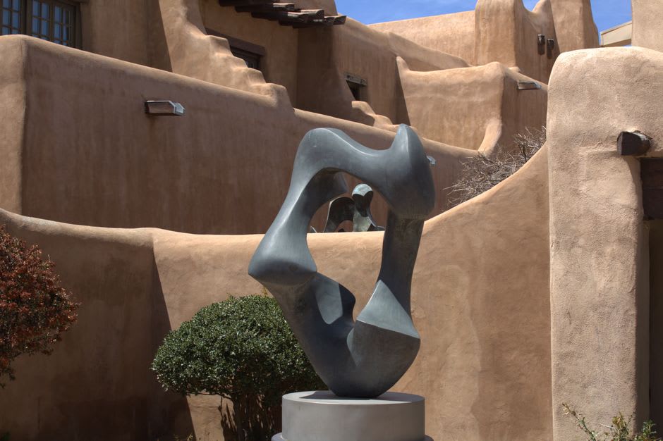 Native artisans selling silver and turquoise jewellery under the portal of the Palace of the Governors on the Santa Fe Plaza