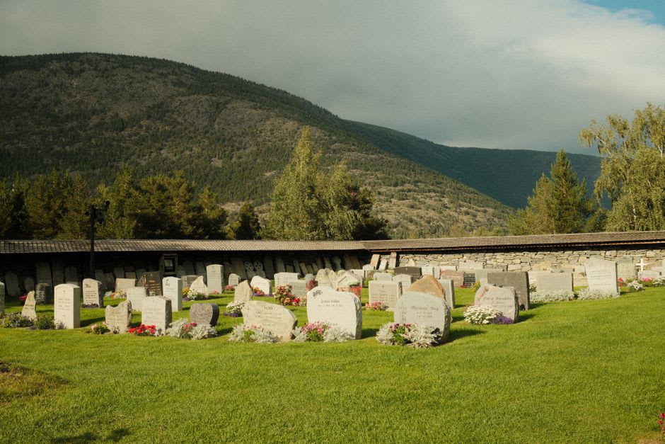 Lápidas desgastadas del siglo XIX en el cementerio en terrazas de la ladera sobre Walhalla
