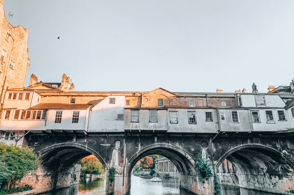 Les façades historiques en grès et en brique le long d'Avon Terrace, la rue patrimoniale principale de York