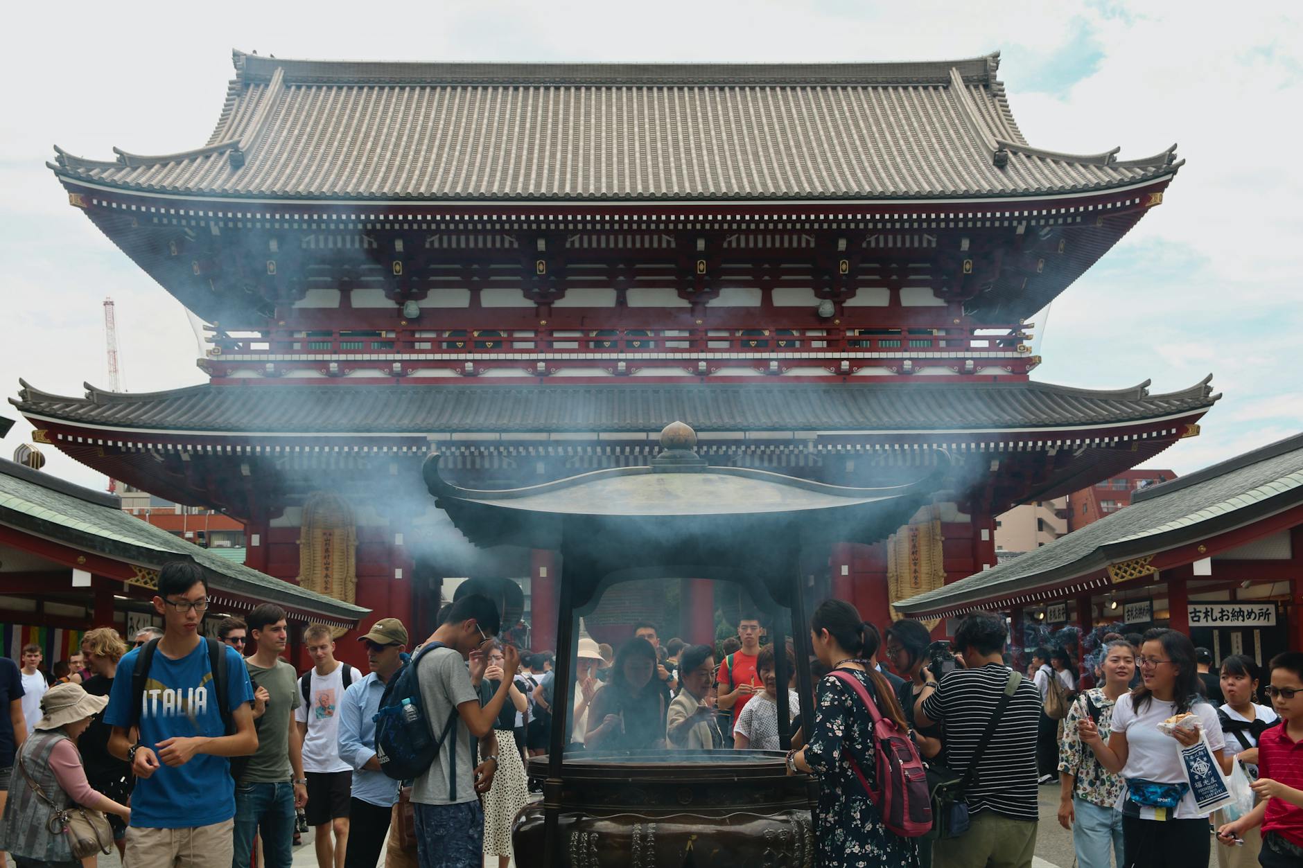 Senso-ji temple's massive red lantern and Kaminarimon gate in Tokyo