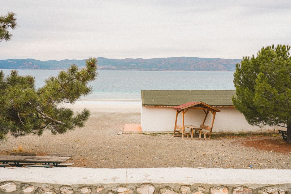 Una tranquila playa respaldada por pinos dentro del Parque Nacional de la Península de Dilek al sur de Kuşadası, con agua turquesa clara y sin multitudes