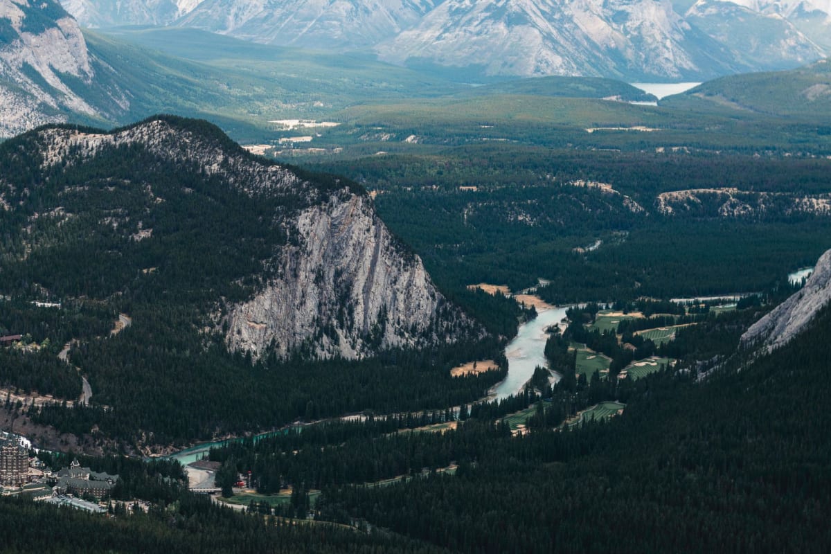 La avenida Banff a primera hora de la mañana con el Monte Cascade al fondo, la primera luz tocando la cima