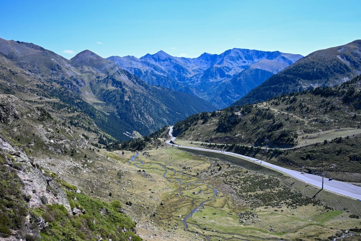 El sector de Grau Roig en Grandvalira con los lagos Pessons congelados visibles en el valle abajo bajo el sol de invierno