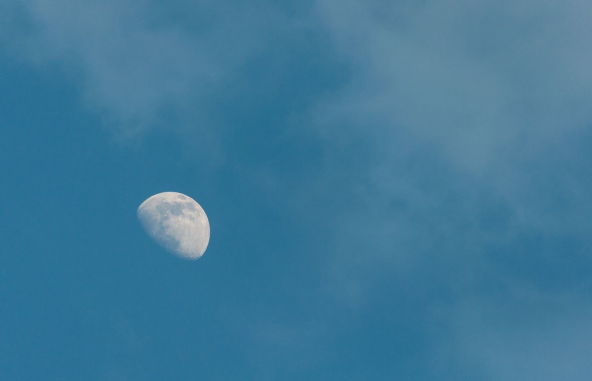 Half Moon Bay desde el promontorio rocoso del sur mirando hacia el norte a lo largo del arco de arena blanca con oleaje atlántico en el extremo lejano