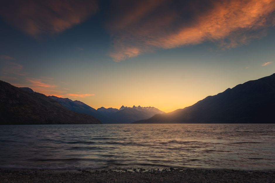 El llamativo color azul verdoso del Río Azul fluyendo hacia el Lago Puelo