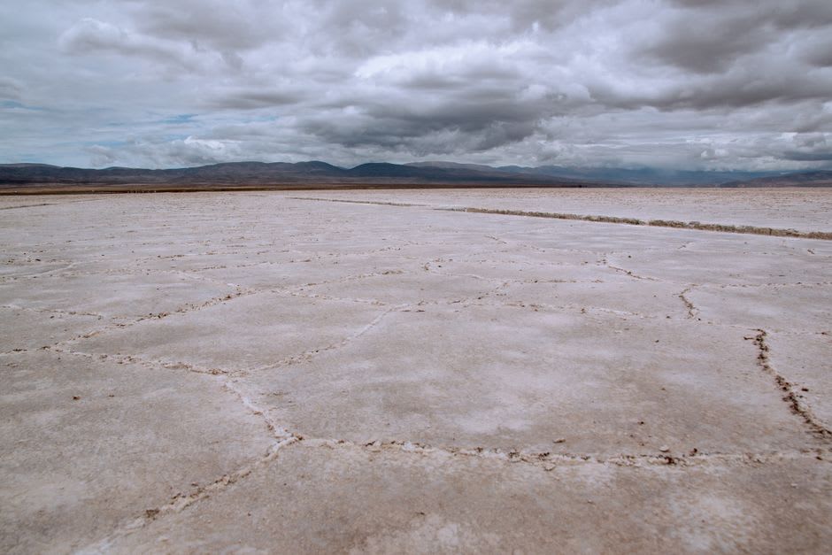Trabajadores locales cortando bloques de sal en las pozas poco profundas de la sección de explotación de las Salinas Grandes