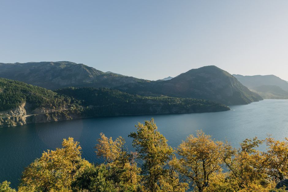 Des bateaux sur les eaux calmes du lac Lácar près de San Martín de los Andes