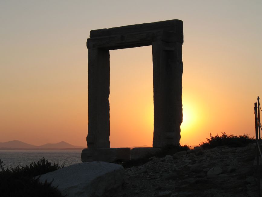 Ruinas de piedra de Bushiribana en silueta contra la accidentada costa de Aruba al atardecer