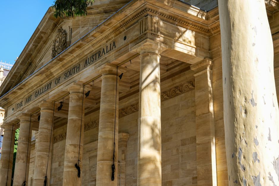 La fachada histórica de la Galería de Arte de Australia del Sur en North Terrace, Adelaida, en una tarde soleada
