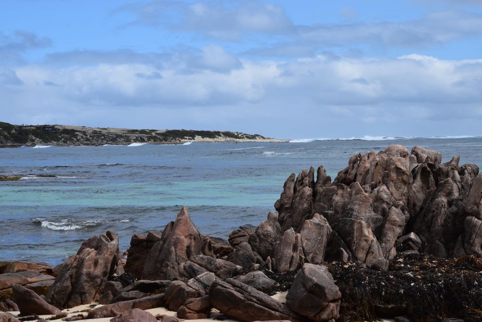 Rocas costeras escarpadas frente al océano en Margaret River, Australia Occidental