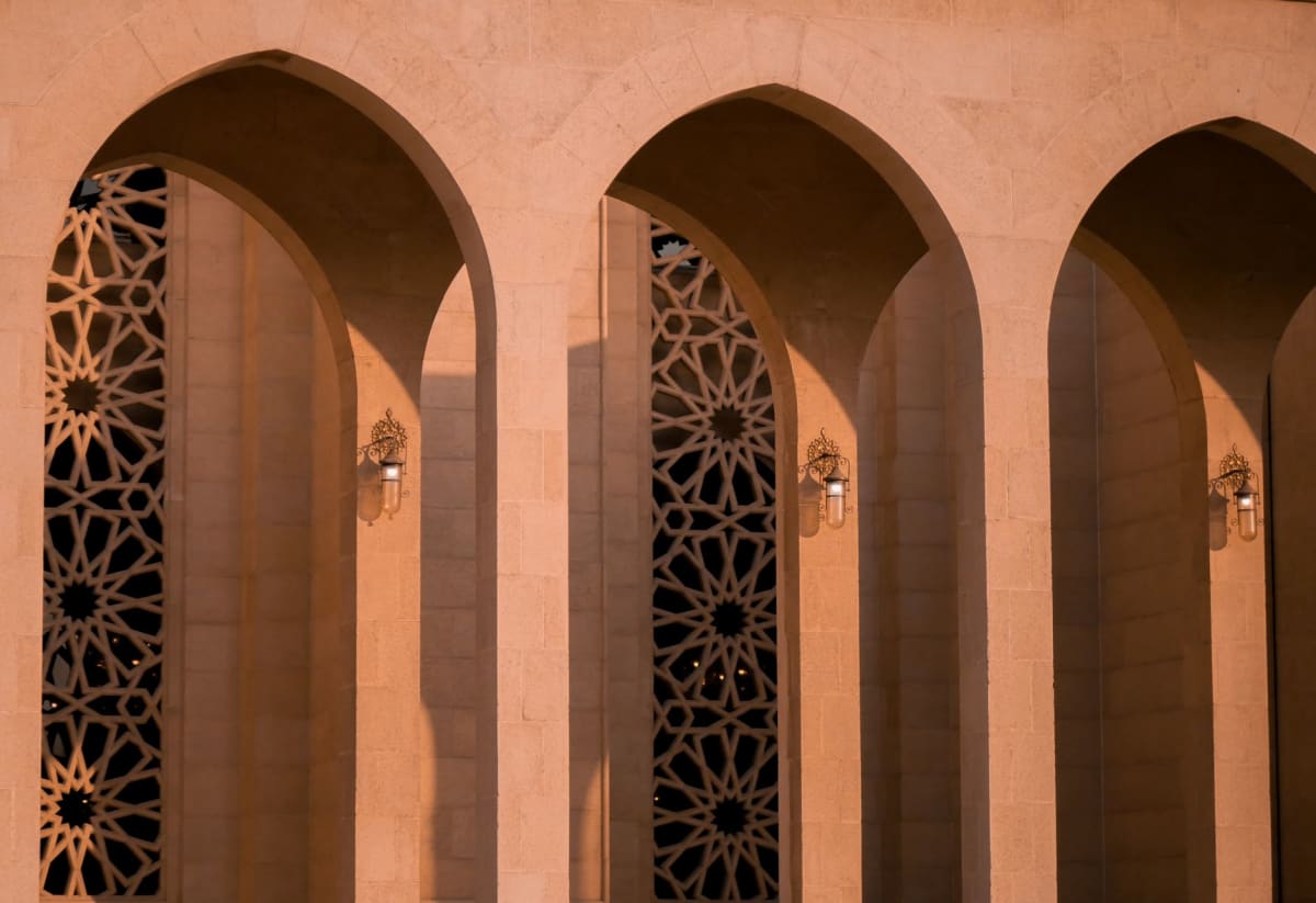 Sceaux en pierre sculptée Dilmun exposés dans le musée du Fort de Bahreïn, artefacts de l'âge du Bronze sur une surface sombre