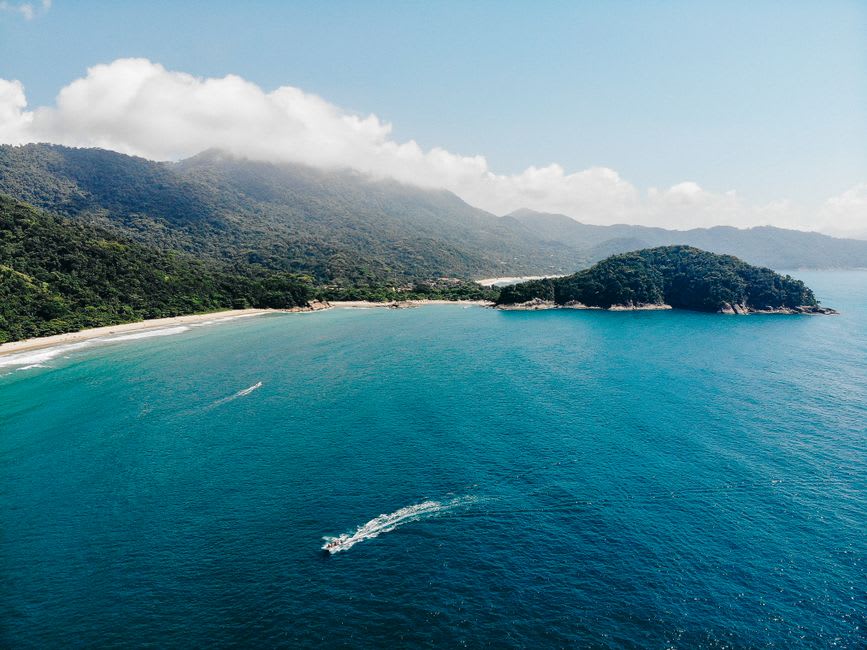 Playa de arena blanca vacía con borde de selva densa en Ilha do Cardoso