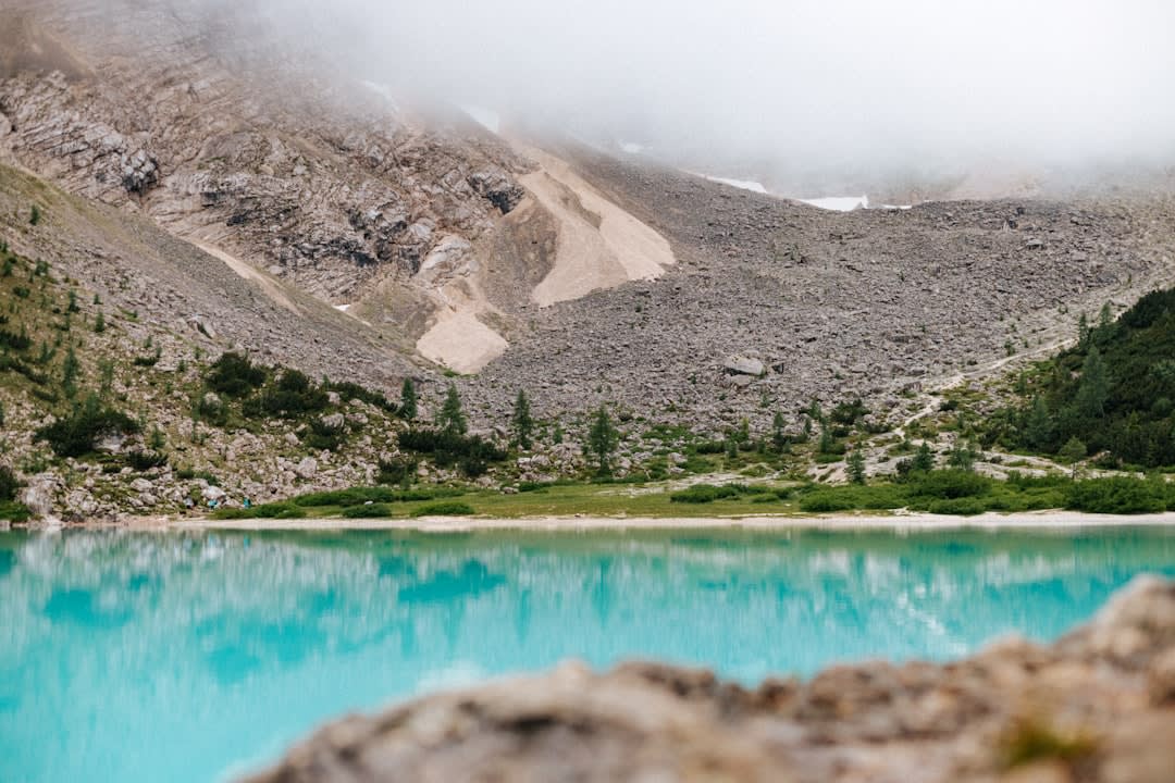 Randonneur sur le sentier du King's Throne surplombant le lac Kathleen turquoise entouré de montagnes