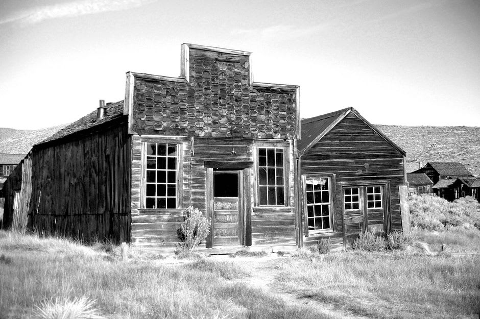 Casas de madera abandonadas y la tienda general en el pueblo fantasma de Val-Jalbert