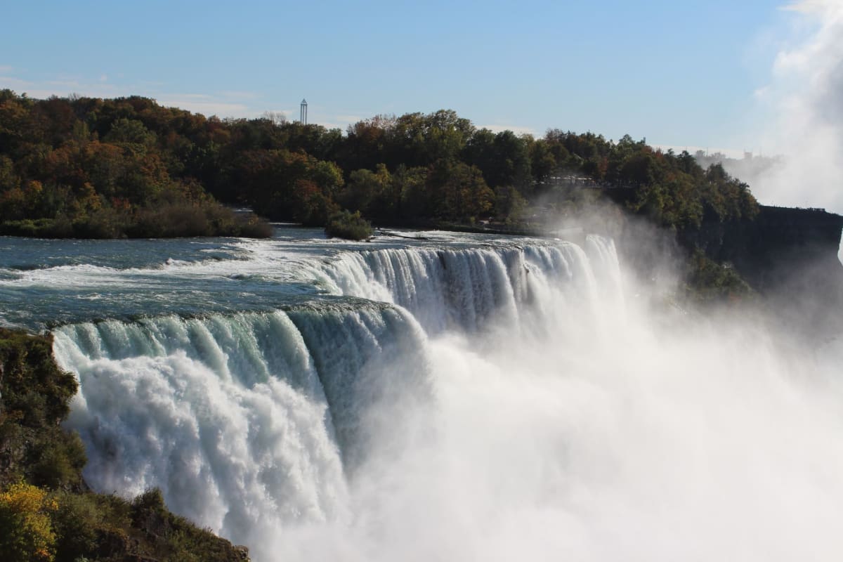 Un tranquilo sendero bordeado de árboles a lo largo de la Niagara Parkway siguiendo el verde cañón del río Niágara a la hora dorada.
