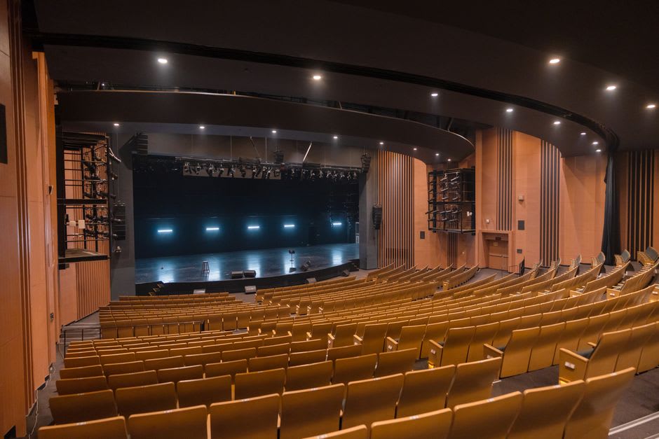 Interior del Festival Theatre de Stratford con su característico escenario en saliente que se adentra entre el público
