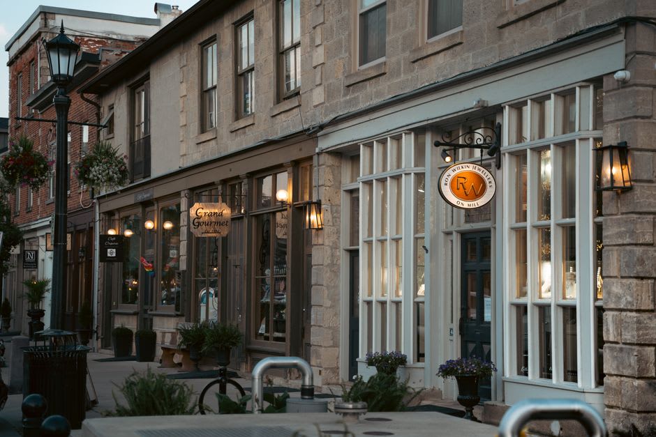 Encantadoras fachadas del centro de Stratford, Ontario, con cestas de flores colgantes a lo largo de la calle principal