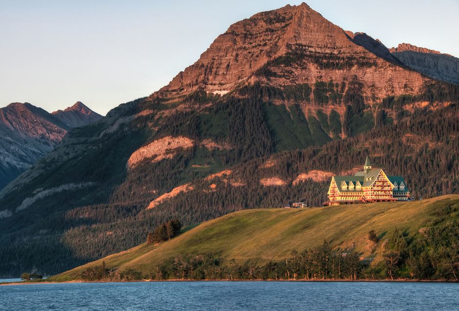 El Prince of Wales Hotel con vistas al Upper Waterton Lake y montañas alzándose justo detrás