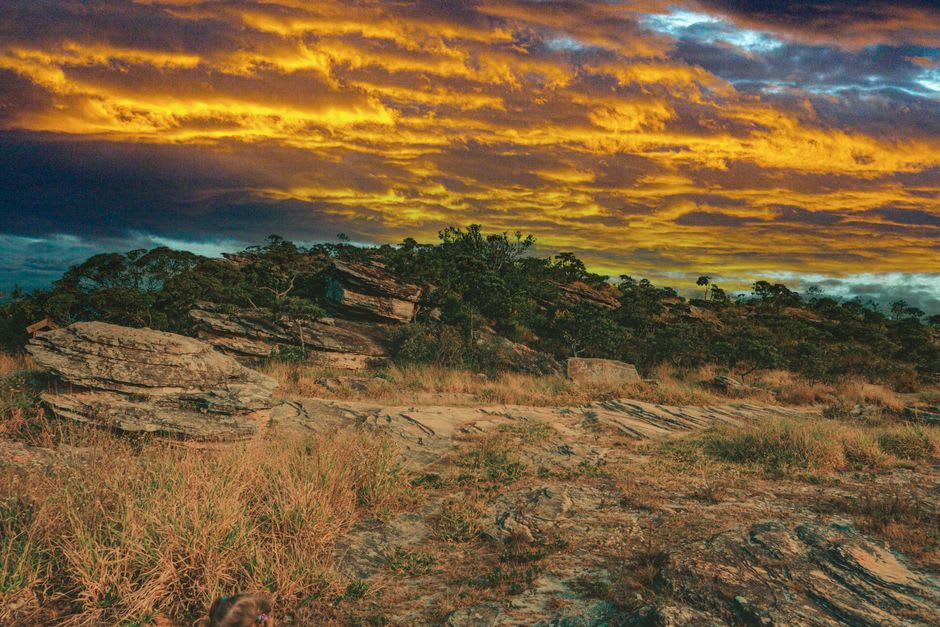 Vue depuis le sommet de la formation rocheuse de Bozoum sur la savane environnante au coucher du soleil