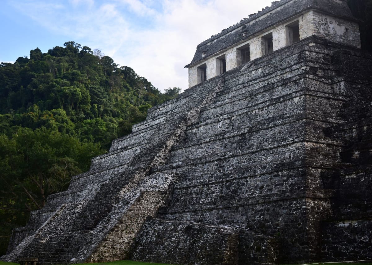 Sección detallada de los murales de Bonampak mostrando guerreros con elaborados atuendos y ceremonias de sacrificio en vívido pigmento azul y rojo