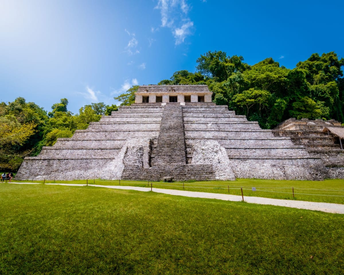 El claro de la selva de la plaza principal de Bonampak, la Estela 1 sola, densa selva presionando desde todos los lados