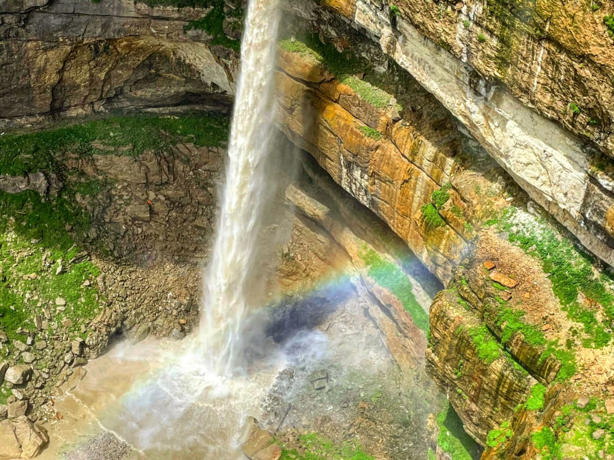 Familles nageant et se détendant dans les vasques inférieures des chutes de Loufoulakari un dimanche après-midi au Congo