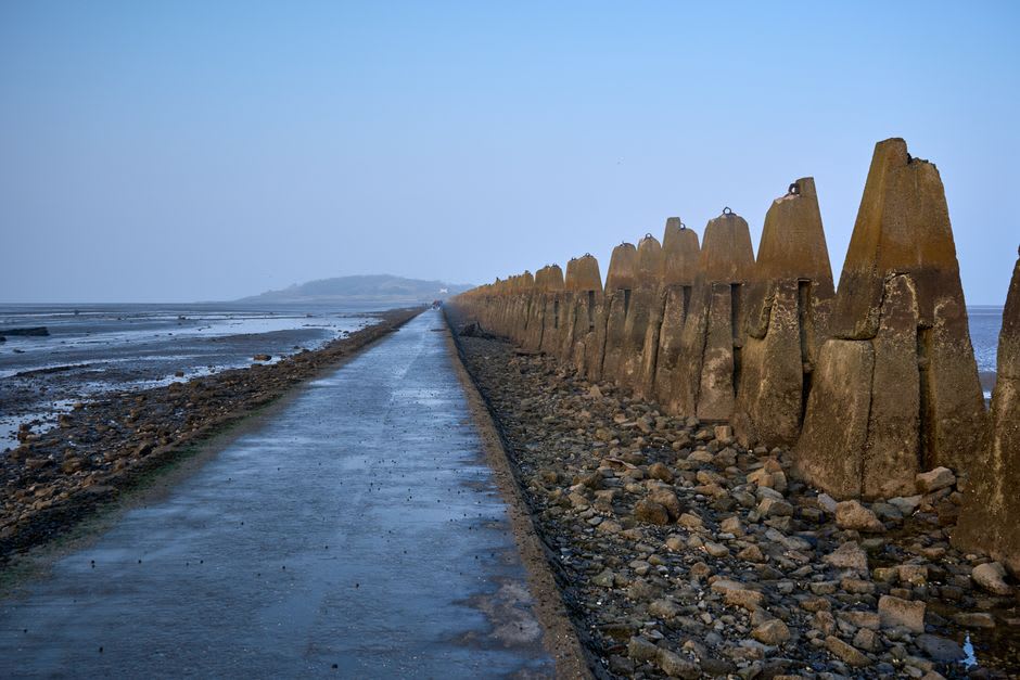 El camino de la calzada a través de Mount's Bay visto desde St Michael's Mount con marea baja